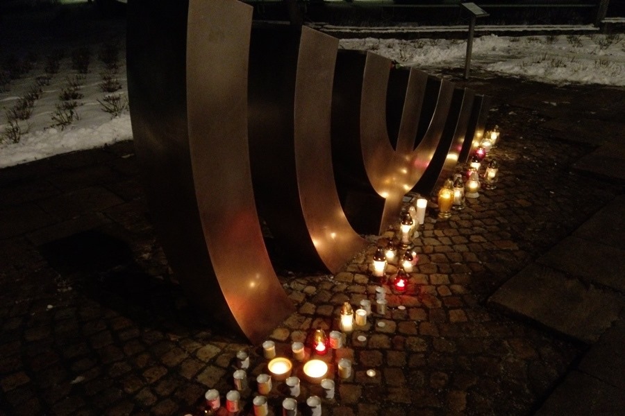 Upamiętnią ofiary Holokaustu. Kieleckie obchody przy pomniku „Menora”