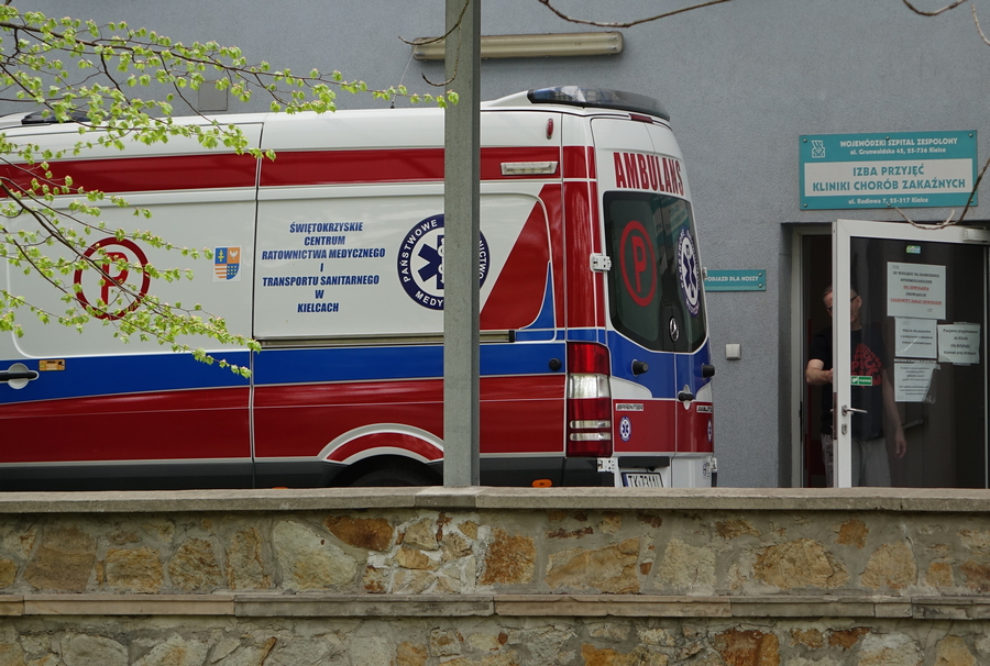 Ognisko zachorowań na COVID-19 w Ostrowcu. Kolejna śmiertelna ofiara w regionie