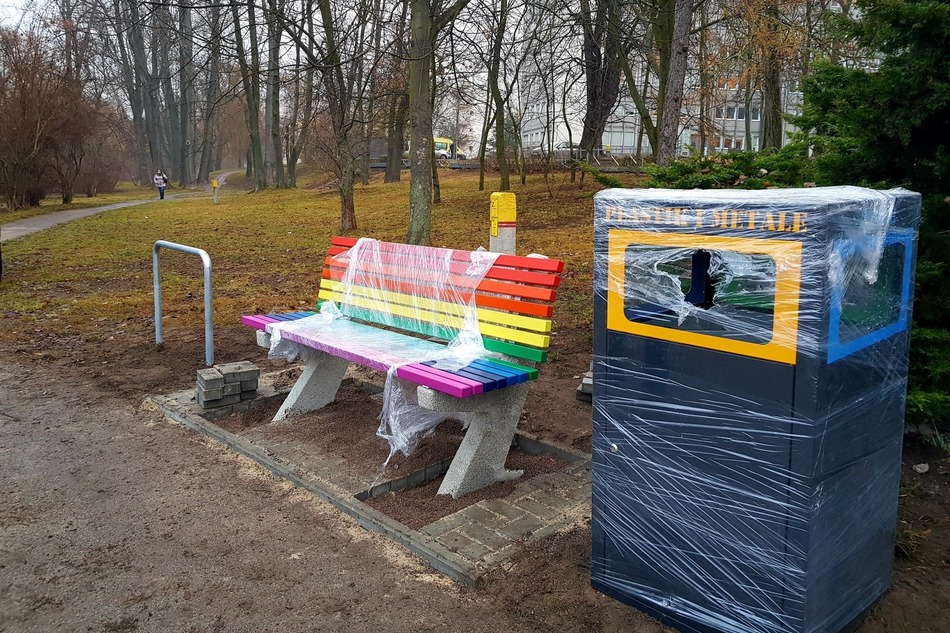 Pierwsza tęczowa ławeczka już stoi w Kielcach. Montaż pozostałych do końca roku