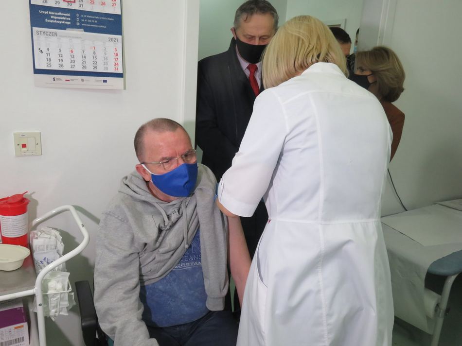 Pierwsze osoby w Kielcach zaszczepione przeciwko COVID-19