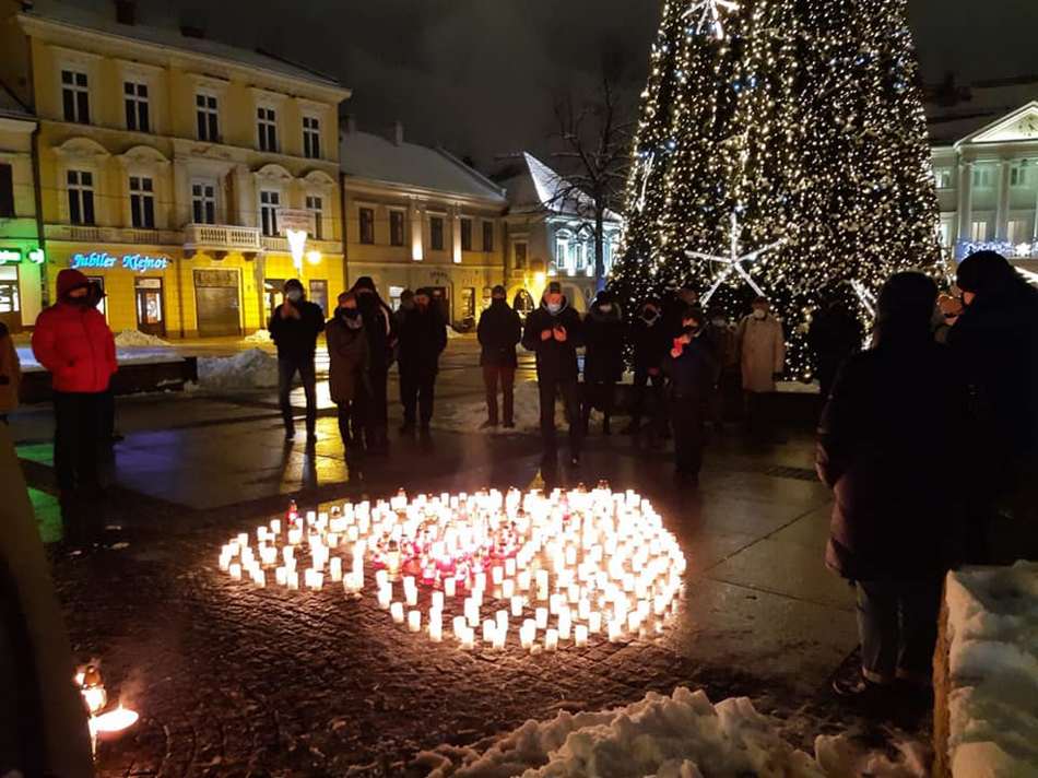 Płonące serce dla Pawła Adamaowicza na kieleckim Rynku 