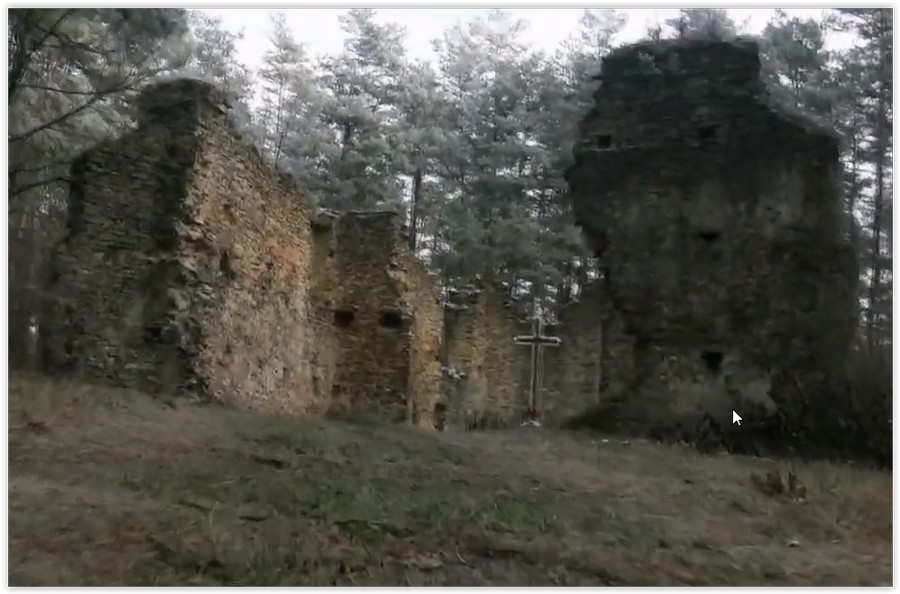 Tajemnicze ruiny kościoła na wzgórzu. Zwiedzaj bez wychodzenia z domu (WIDEO) 
