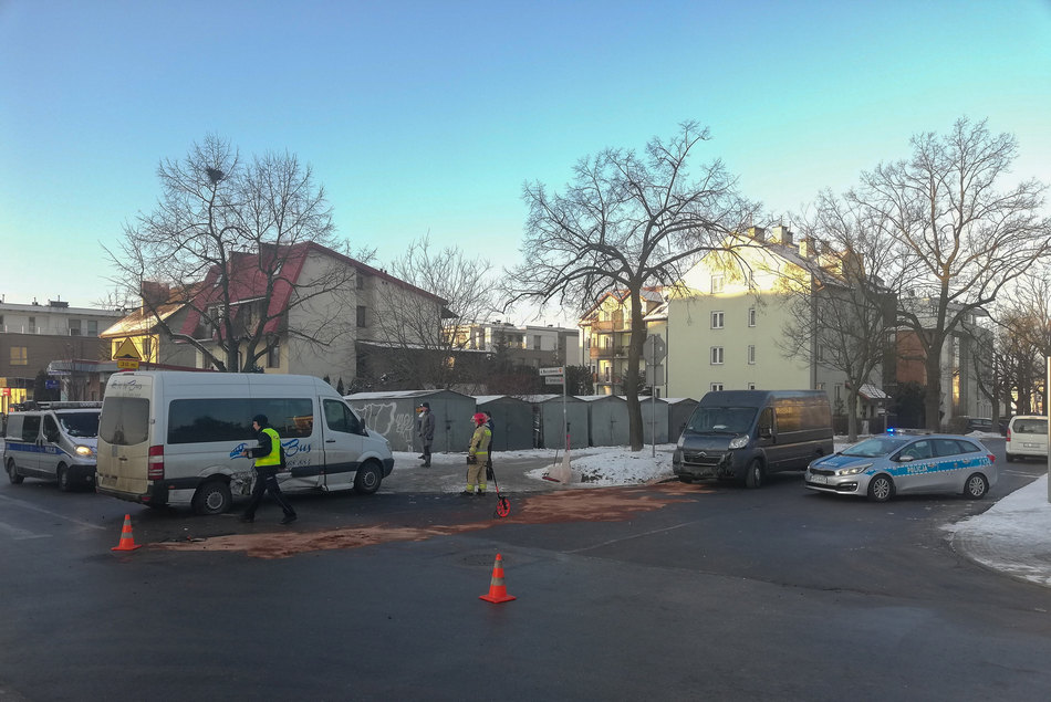 Wypadek na Marszałkowskiej. Dziecko zabrane do szpitala z urazem głowy