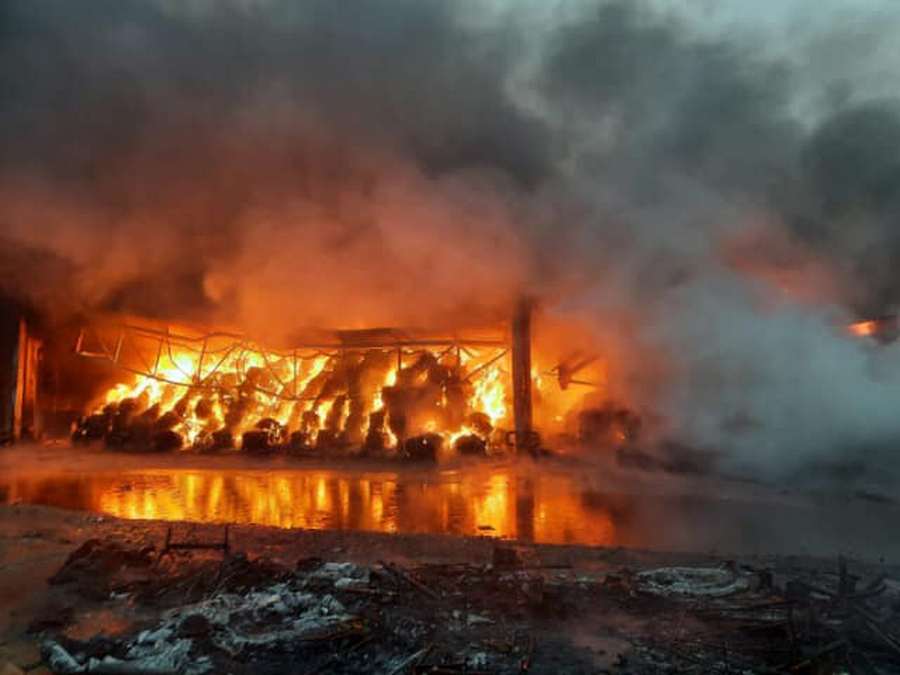 Nocny pożar w Promniku. Płonęły wiaty z foliami (ZDJĘCIA)