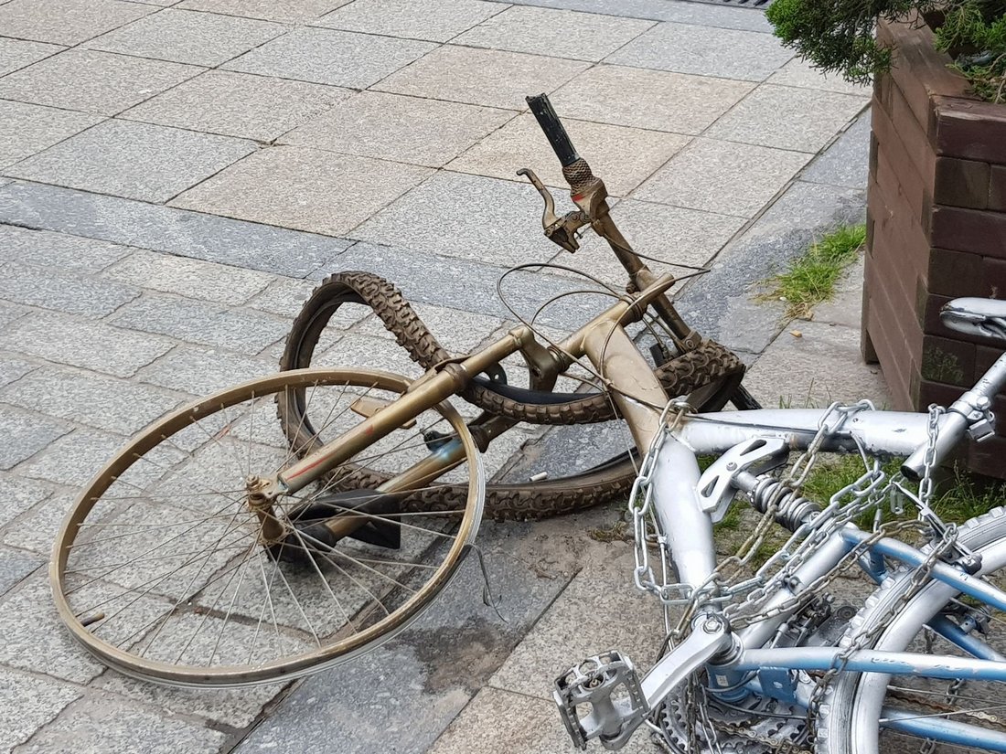 Czytelnicy alarmują: Trzeba posprzątać rowery z centrum Kielc?