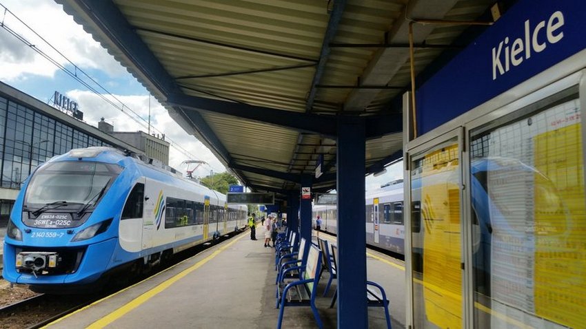 Komfortowe perony i krótsze podróże koleją w świętokrzyskim 