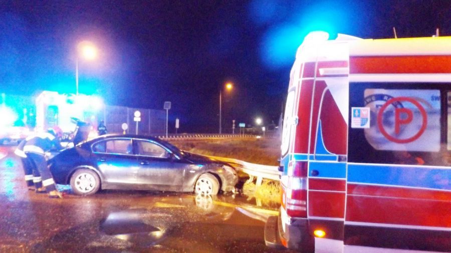 BMW przeleciało przez rondo w Cedzynie. Kierowca miał 3 promile 