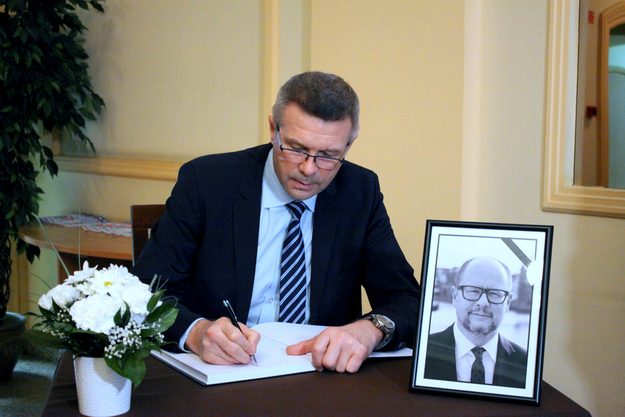 Księga kondolencyjna i żałoba w Kielcach po prezydencie Gdańska  