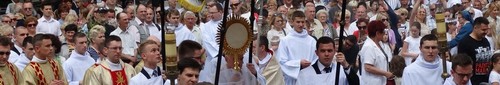 kielce wiadomości Tysiące wiernych szło w procesji Bożego Ciała - biskup Piotrow