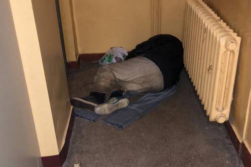 kielce wiadomości Mieszkańcy bloku na Mazurskiej mają problem z bezdomnymi 