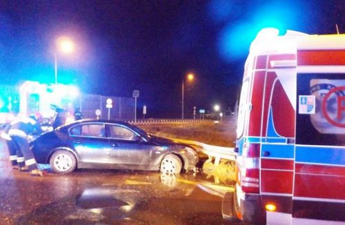 kielce wiadomości BMW przeleciało przez rondo w Cedzynie. Kierowca miał 3 promile 