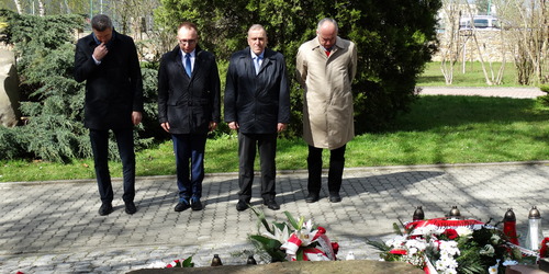 kielce wiadomości Politycy PO składali kwiaty pod pomnikiem ofiar Katynia. "Smol