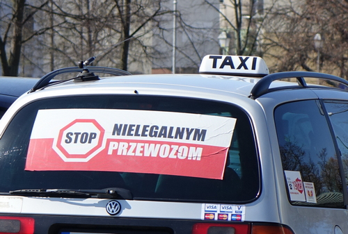 kielce wiadomości Kieleccy taksówkarze protestują przeciwko nielegalnym przewozom (WIDEO) 