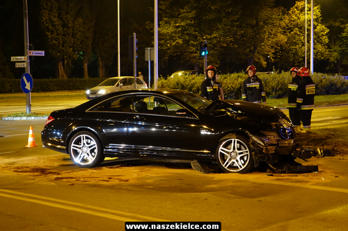 kielce wiadomości Mercedesem na czerwonym świetle. Wypadek w centrum Kielc (ZDJĘCIA) 