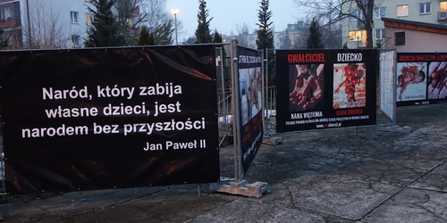 kielce wiadomości Makabryczna wystawa z Hitlerem i zabitymi dziećmi ponownie w Kielcach (ZDJĘCIA) 