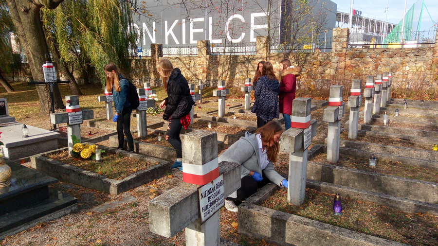 Sprzątanie Cmentarza Partyzanckiego w Kielcach
