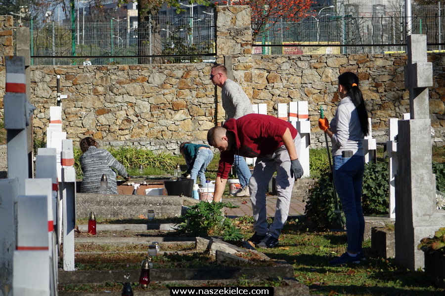 Sprzątanie grobów w ramach akcji Oddaj Chwałę Bohaterom 27.10.2019