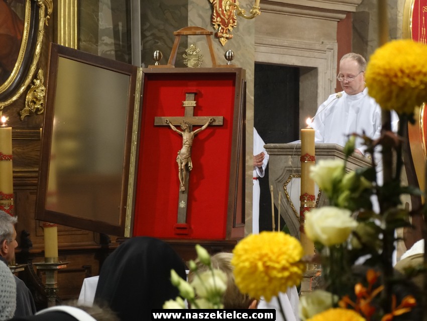 Peregrynacja Krzyża Papieskiego Jana Pawła II w Bazylice Katedralnej 31.10.2016