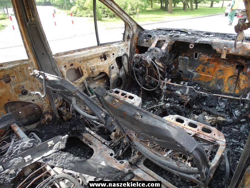 Spalony renault na ulicy Biskupa Kaczmarka 26.05.2016